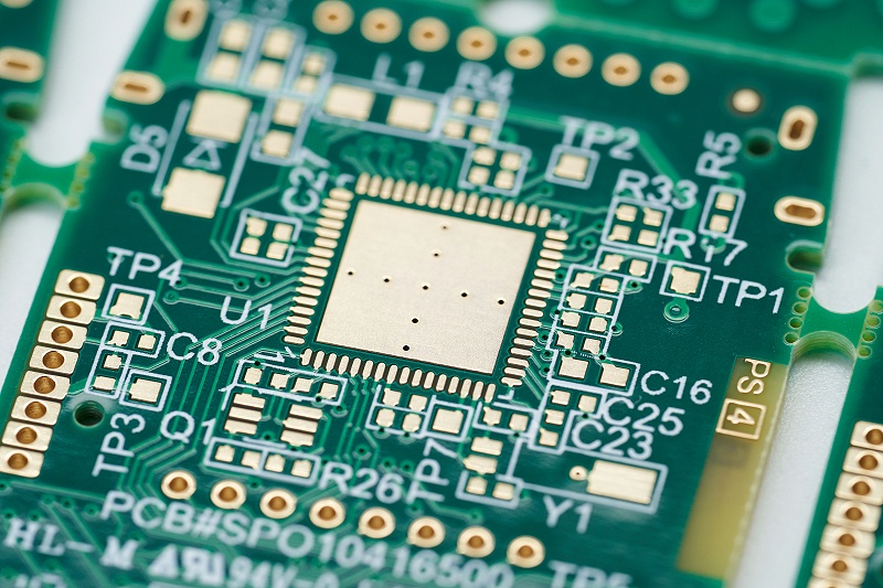 PCB dövrə lövhələri ətrafında perforasiya edilmiş və ya metal örtük nə üçün istifadə olunur